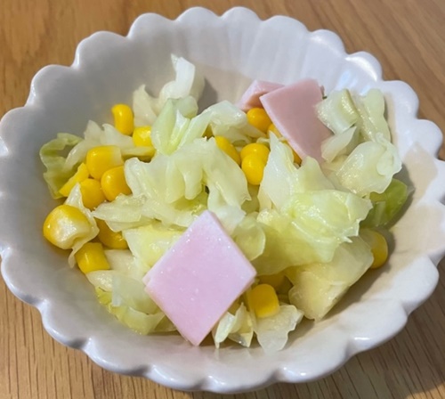 写真：春キャベツの彩りサラダ